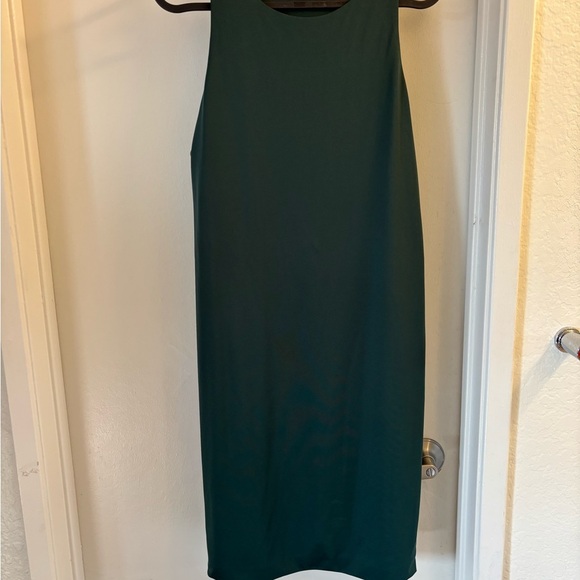 Elegant Green Sleeveless Dress - Picture 2 of 4